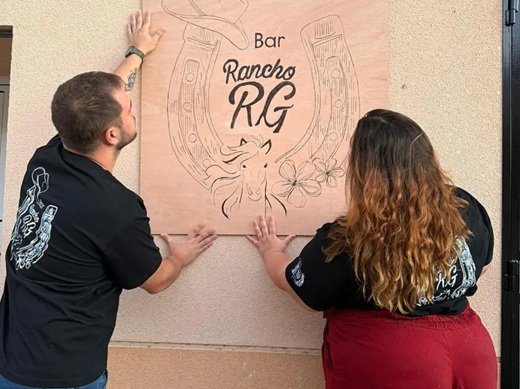 Rocío y Gilberto colocando el cartel del Bar Fotografía cedida a EL ESPAÑOL de Castilla y León Rocío y Gilberto colocando el cartel del Bar Fotografía cedida a EL ESPAÑOL de Castilla y León
